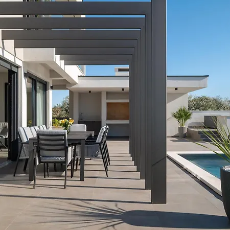 Zenith With Private Pool And Jacuzzi Willa