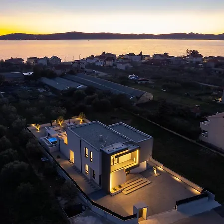 Zenith With Private Pool And Jacuzzi