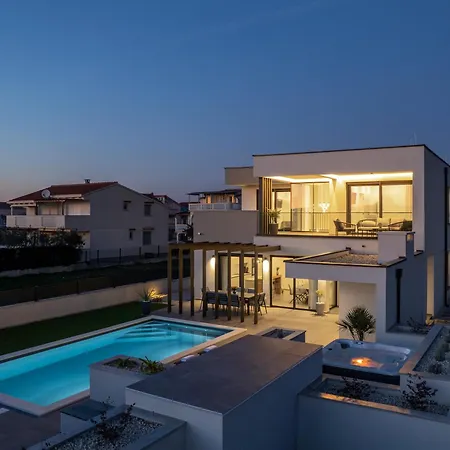 Zenith With Private Pool And Jacuzzi Willa *