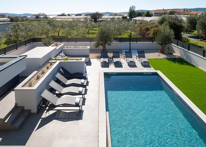 Zenith With Private Pool And Jacuzzi *