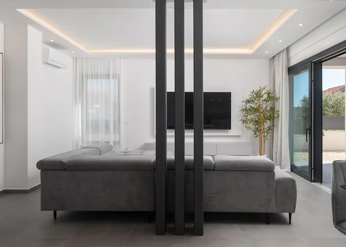 Zenith With Private Pool And Jacuzzi וילה