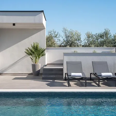 Zenith With Private Pool And Jacuzzi Villa *