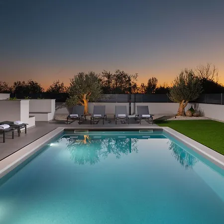 Zenith With Private Pool And Jacuzzi Villa