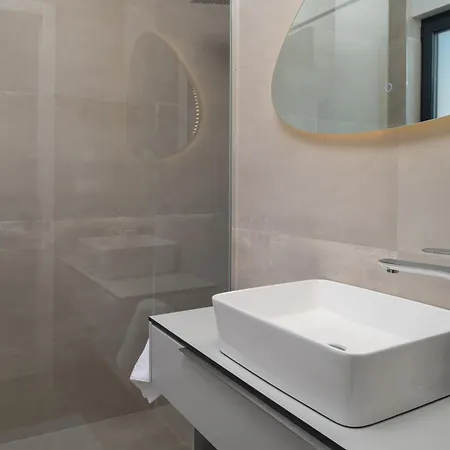 Zenith With Private Pool And Jacuzzi * 比比涅