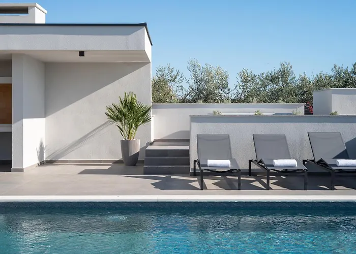 Zenith With Private Pool And Jacuzzi Villa *