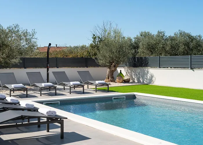 Zenith With Private Pool And Jacuzzi Bibinje