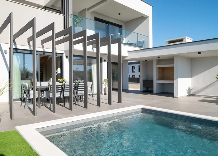 Zenith With Private Pool And Jacuzzi Villa