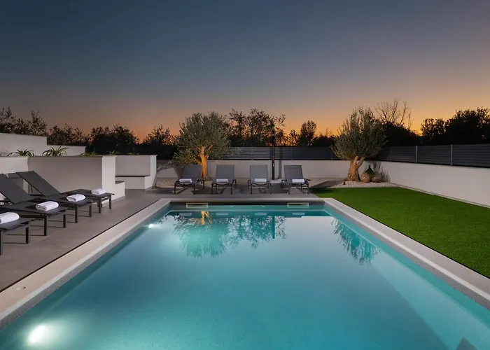 Zenith With Private Pool And Jacuzzi Villa