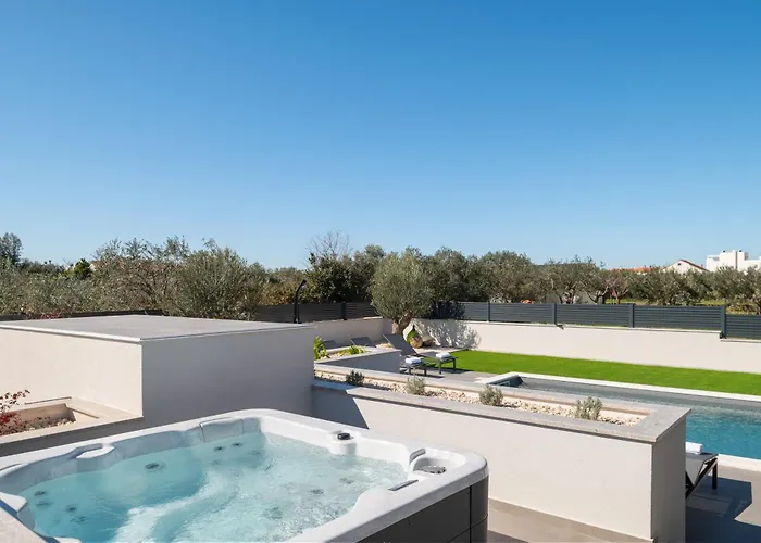 Zenith With Private Pool And Jacuzzi * Bibinje