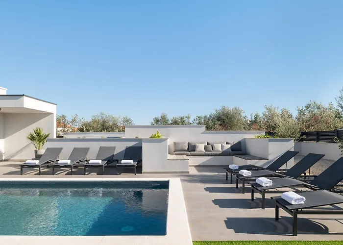 Zenith With Private Pool And Jacuzzi