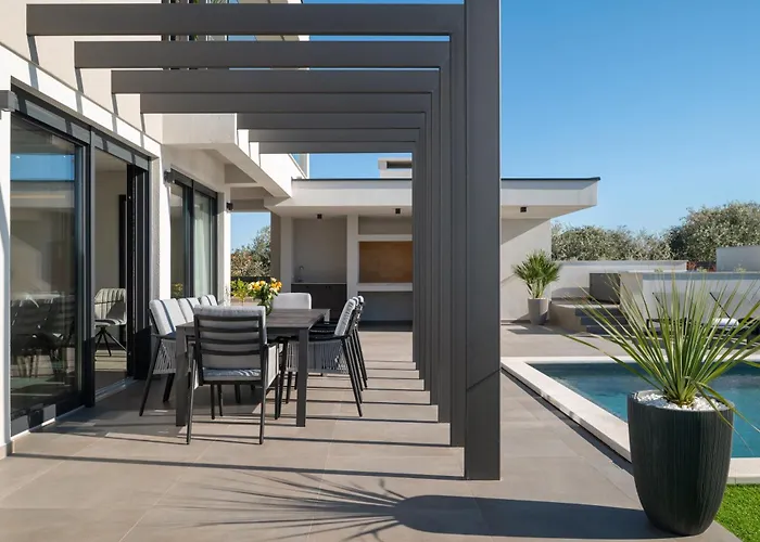 Zenith With Private Pool And Jacuzzi Vila