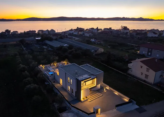 Zenith With Private Pool And Jacuzzi