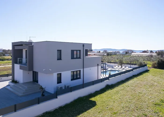 Zenith With Private Pool And Jacuzzi Villa *