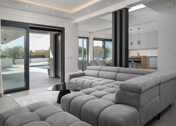 Zenith With Private Pool And Jacuzzi Vila