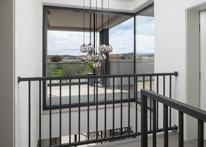 Zenith With Private Pool And Jacuzzi Vila